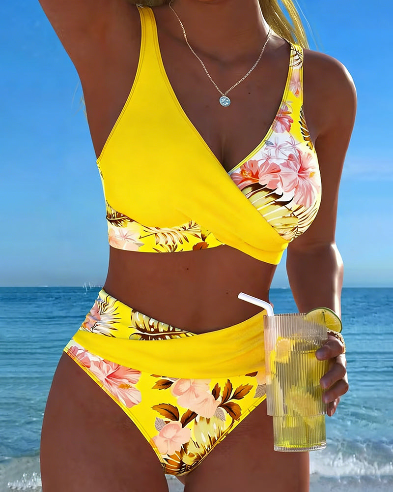 Zestaw Bikini z Kwiatowym Wzorem i Rozcięciem