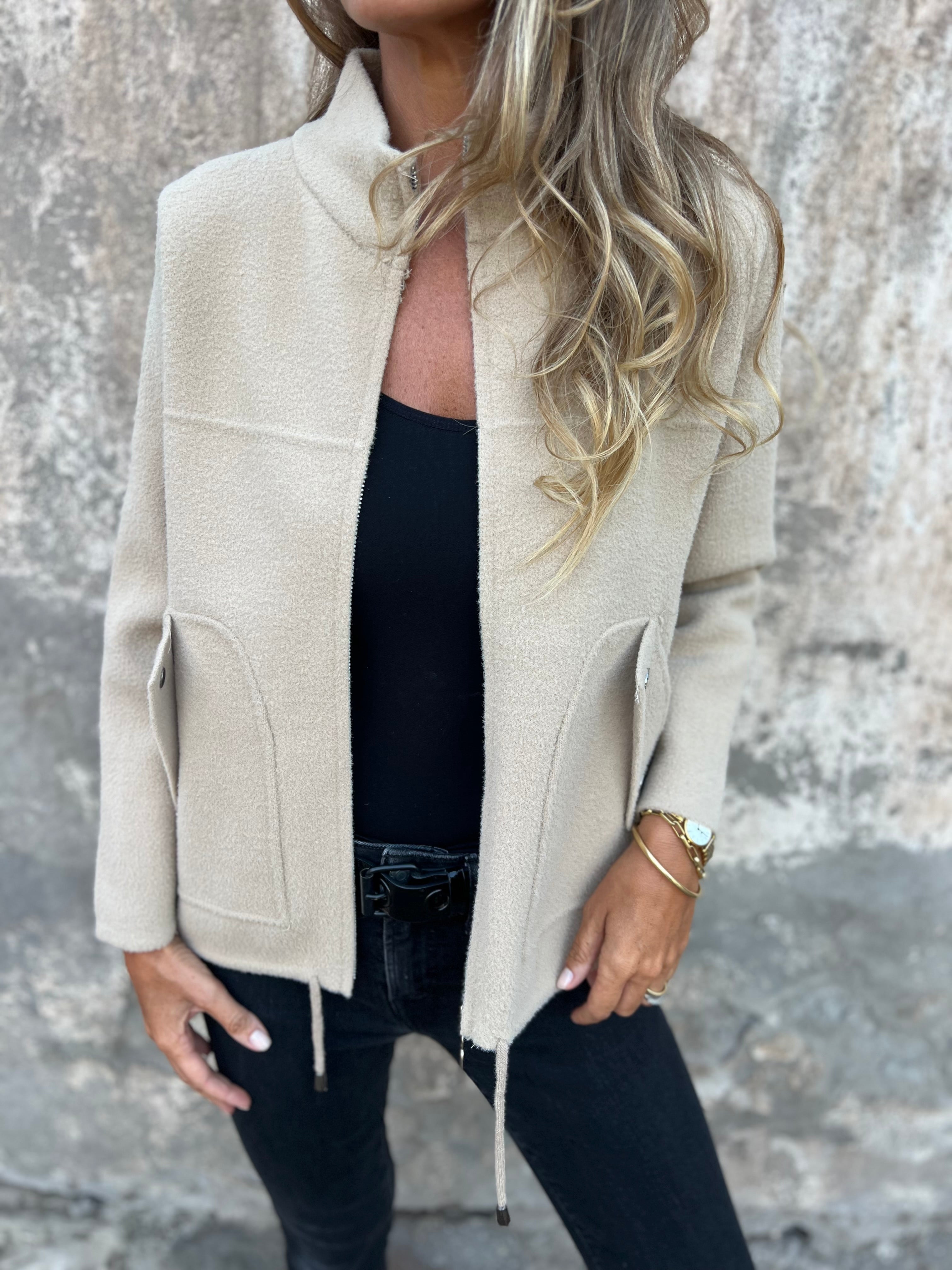 Elegancka Kurtka Damska z Regulowanym Fasonem